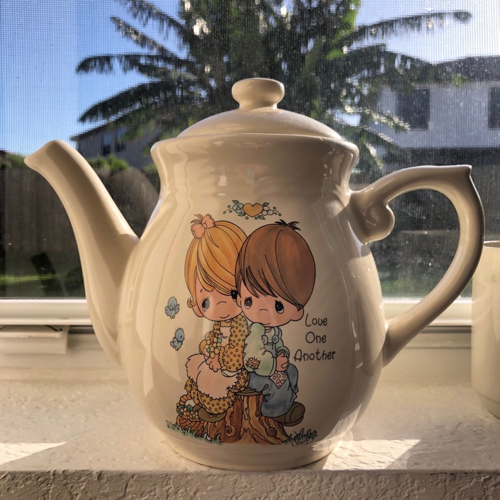 Vintage Precious Moments LOVE ONE ANOTHER Teapot